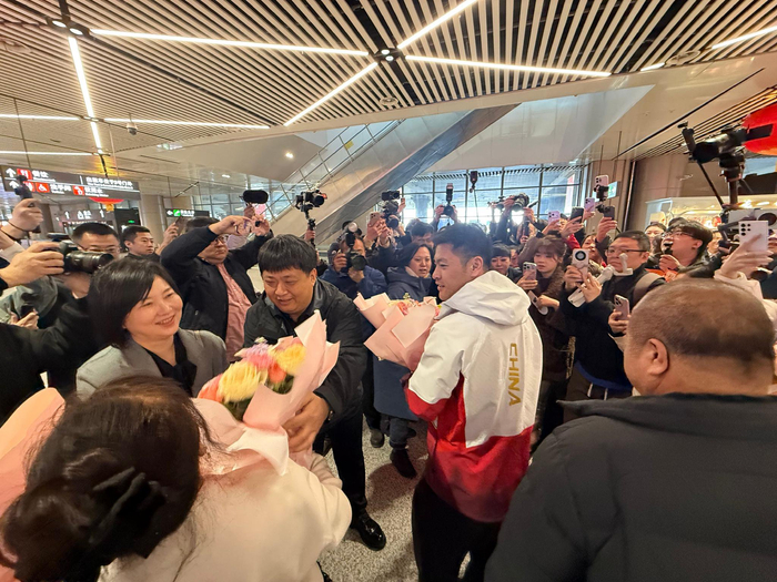 中国体育APP-速滑冠军宁忠岩载誉返乡，家乡民众热情接机|速度滑冰|冬奥会|米兰冬奥会|AC米兰|黑龙江_新浪体育_新浪新闻